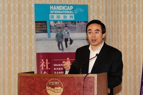 图为中国残联副理事长程凯在城乡残障人扶贫就业与融合发展国际研讨会上致辞