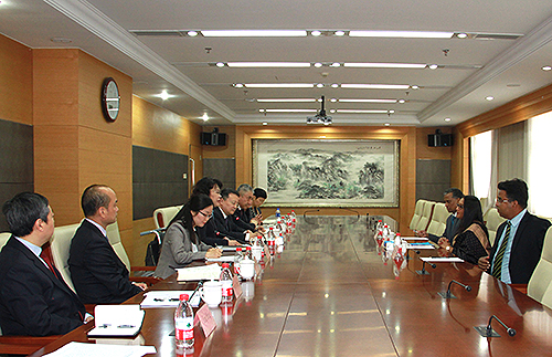 图为中国残联主席张海迪会见孟加拉国舒超纳基金会主席、世界卫生组织东南亚地区孤独症亲善大使塞伊玛·侯赛因女士